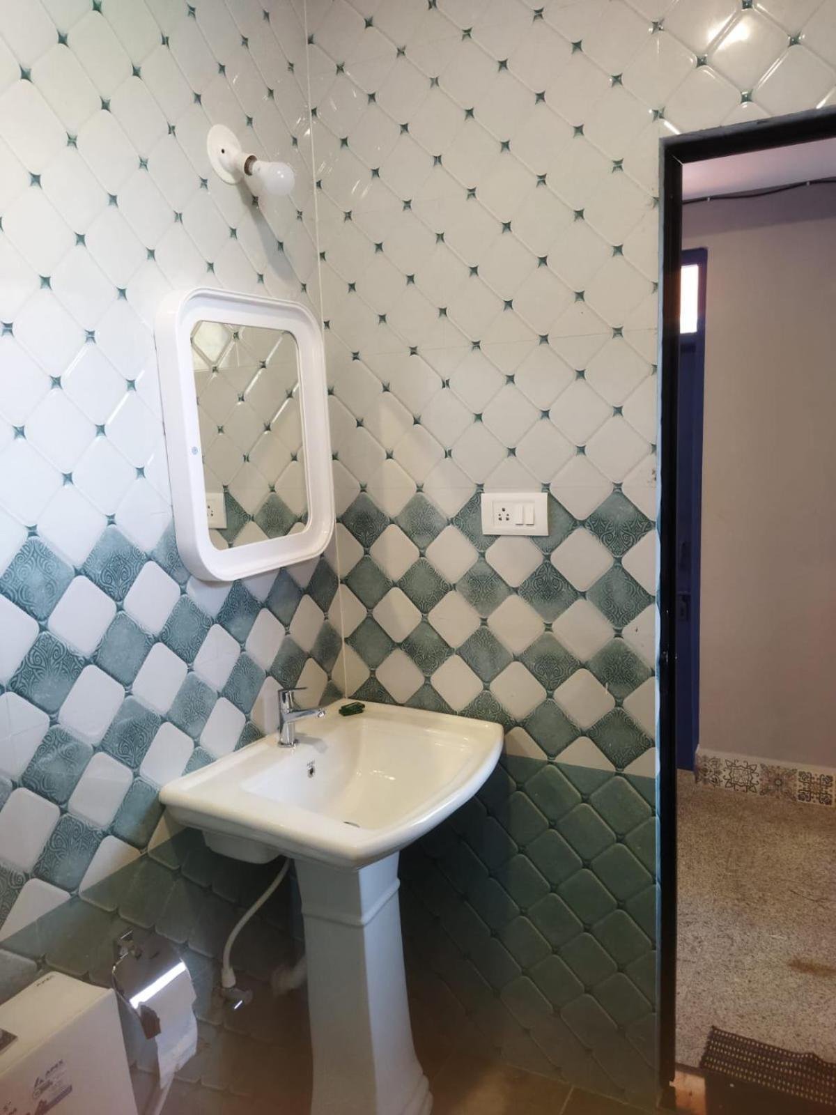 Bens Inn Мандрем Экстерьер фото